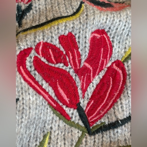 Romeo + Juliet Crewneck Floral Embroidered Sweater Size S EUC - Picture 7 of 11